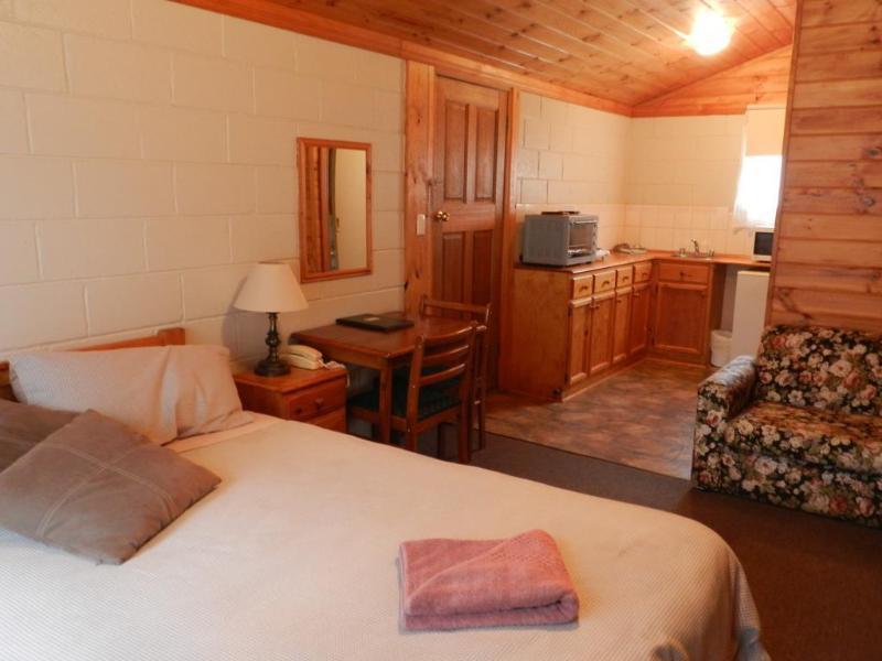 Twelve Apostles & Country Retreat Princetown