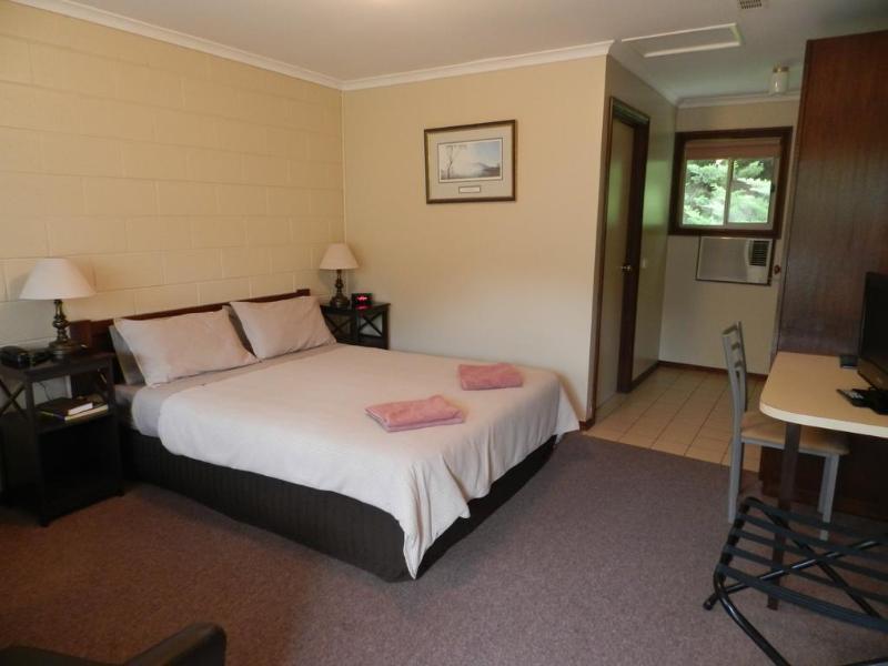 Twelve Apostles & Country Retreat Motel