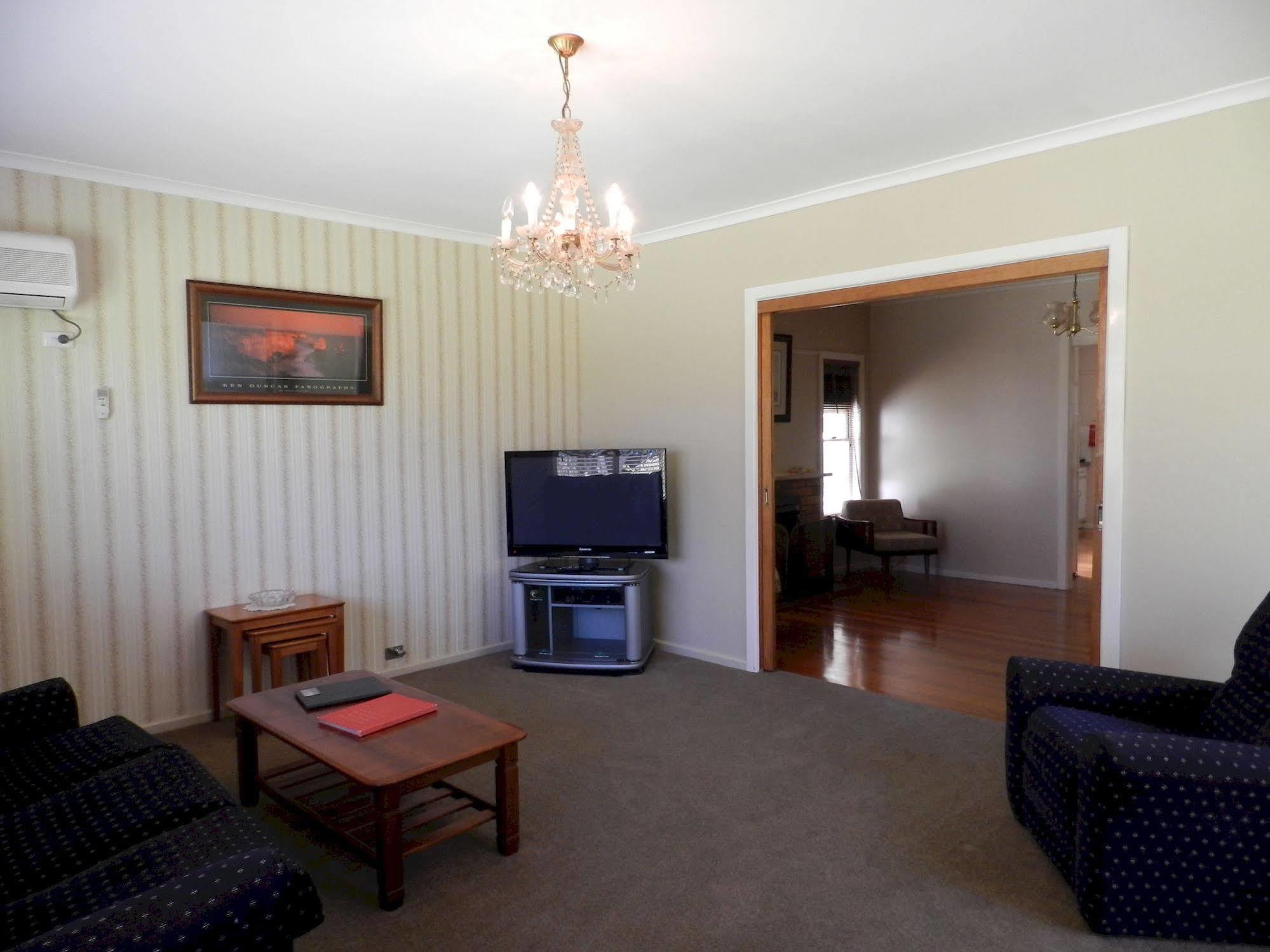 Twelve Apostles & Country Retreat